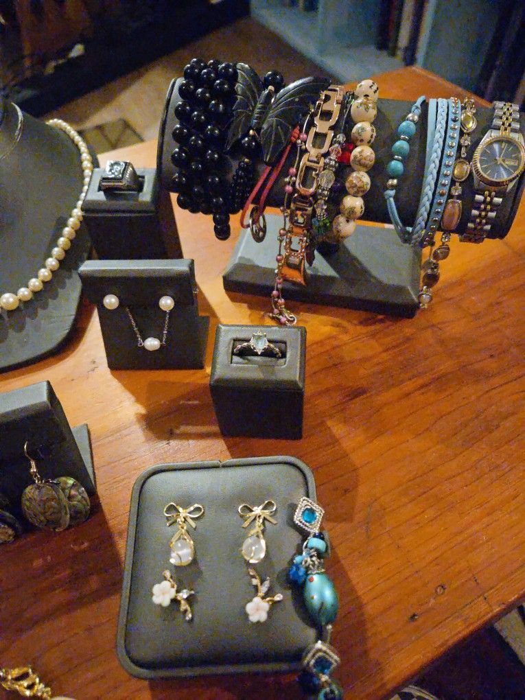 Lot Of Jewlrey