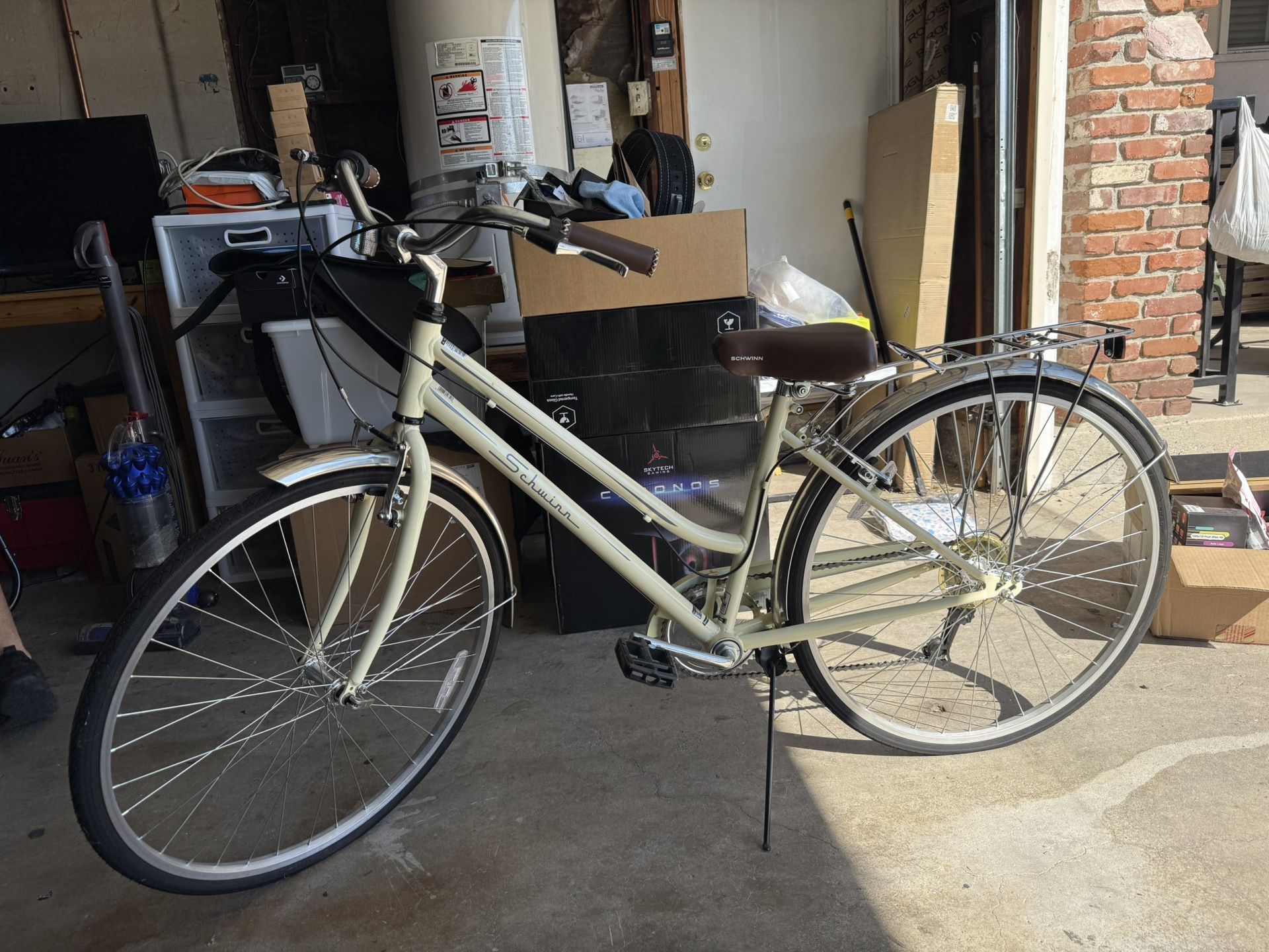 Schwinn Women's Gateway 700c/28 Hybrid Bike Cream