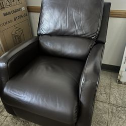 Brown Leather Push Back Recliner Chair $50🎄🎄🎄🎄