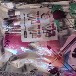 Makeup Brushes And Sponges 