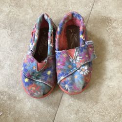 Toddler Girls TOMs size T6