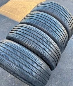 235 55 20 Goodyear tires Con 80% de Vida Las 4