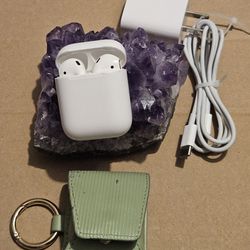 APPLE  AIRPODS  (SECOND GENERATION) With CARRYING CASE  AND CHARGER.