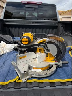 NEW DEWALT DWS716 12” Sliding Compound Miter Saw With Blade Like Unused Clean