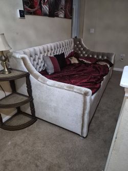 Twin Size Day Bed With Twin Mattress