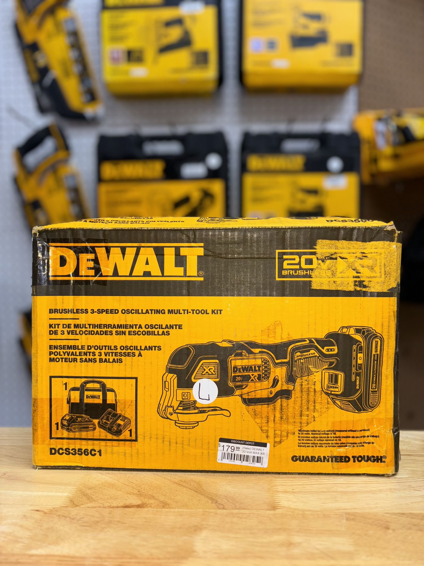 DEWALT 20V MAX XR Cordless Brushless 3-Speed Oscillating Multi Tool with (1) 20V 1.5Ah Battery and Charger
