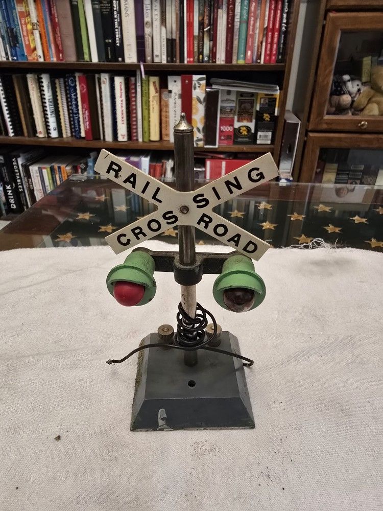 AMERICAN FLYER #760 S SCALE ORIGINAL METAL ILLUMINATED RAILROAD CROSSING SIGNAL