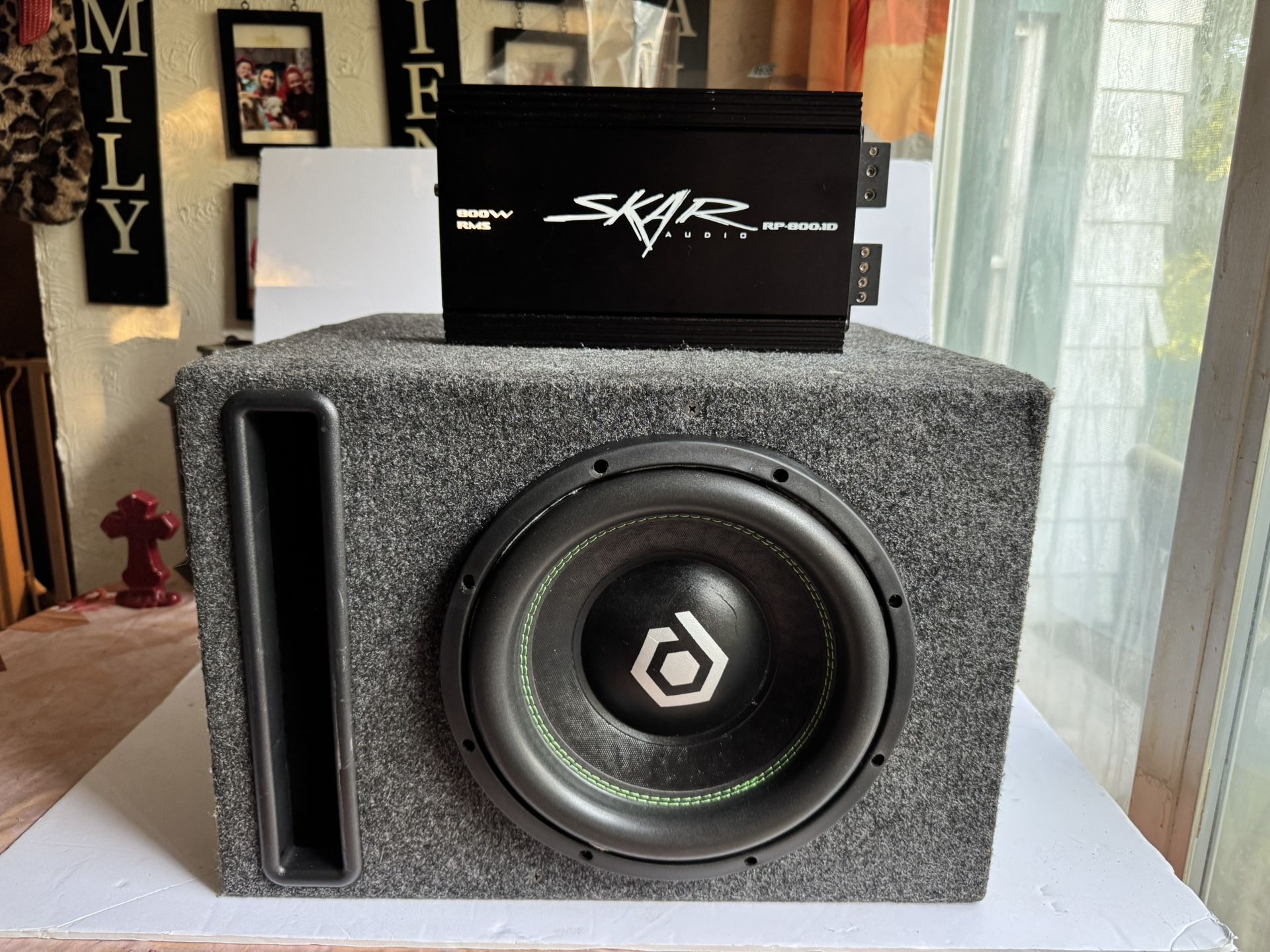 10"Soundqube In ported box 1,200w Beast and Skar audio 800w monoblock amp