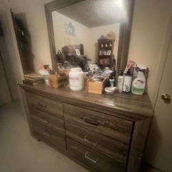 Used 4 Piece Bedroom Set/4 Piezas De Recámara Usado