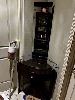 Corner table