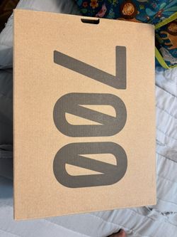 YZY 700 MNVN