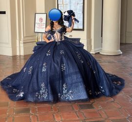 Vestido de quinceañera Azul marino con cristales XS/ extra small incluida la crinolina, en venta. Brand Ragazza