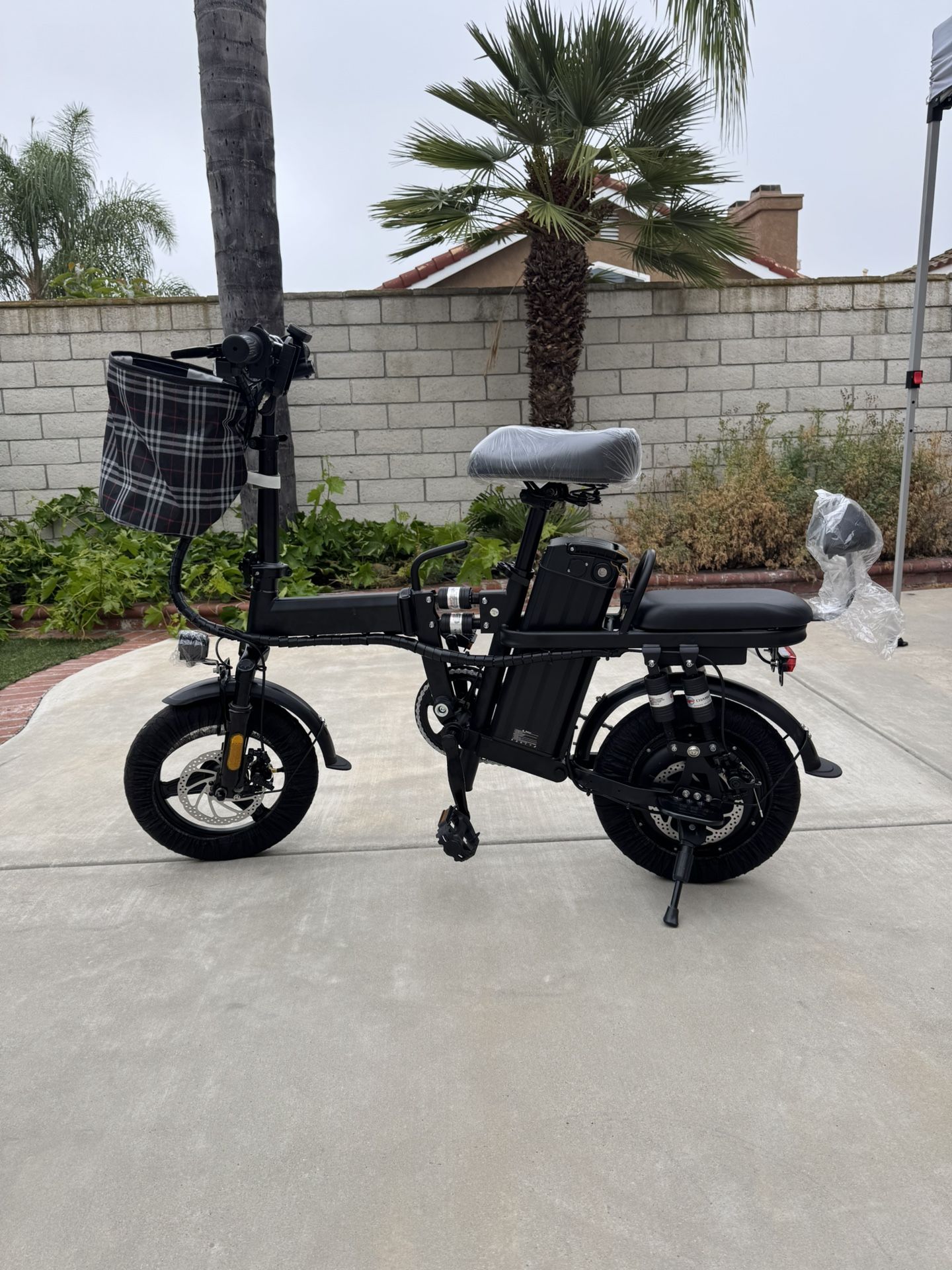 Folding electric bicycle