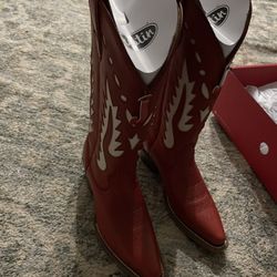 Justin Cowgirl boots (size 8)