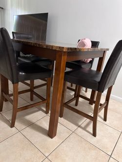 Dining table set in good condition
