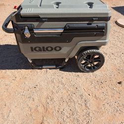 Igloo 70 QT Trailmate Journey Rolling Cooler, Carbonite Gray