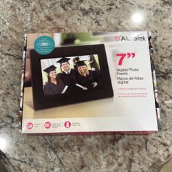 Aluratek 7” Digital Photo Frame