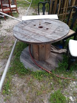 Cable spools for project out door tables