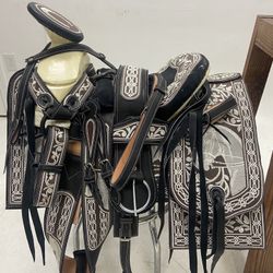 Montura Charra Bordada Con Cantinas Cuadradas