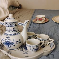 Miscellaneous collectibles (limoge portrait plate, miniature tea set, Old Foley butter dish, Nasco Indian Tree saucers, Lei Lani Aloha bread plates, R