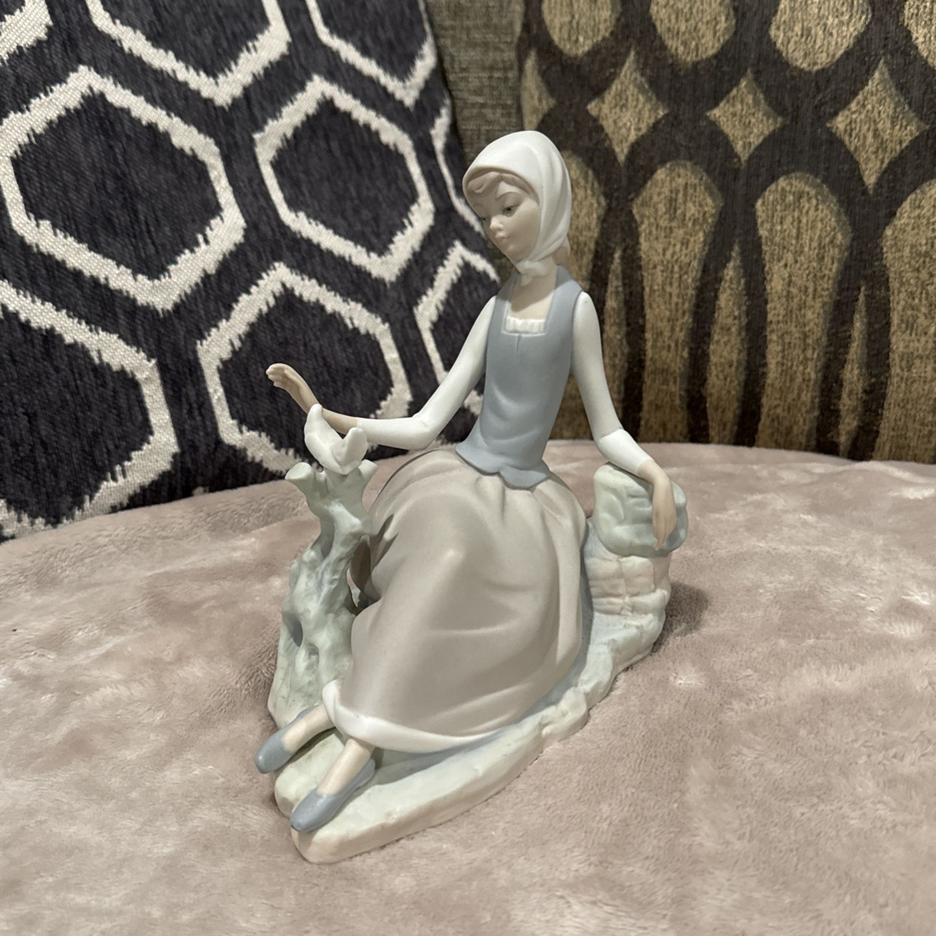 Lladro Shepherdess with Dove Porcelain Figurine 