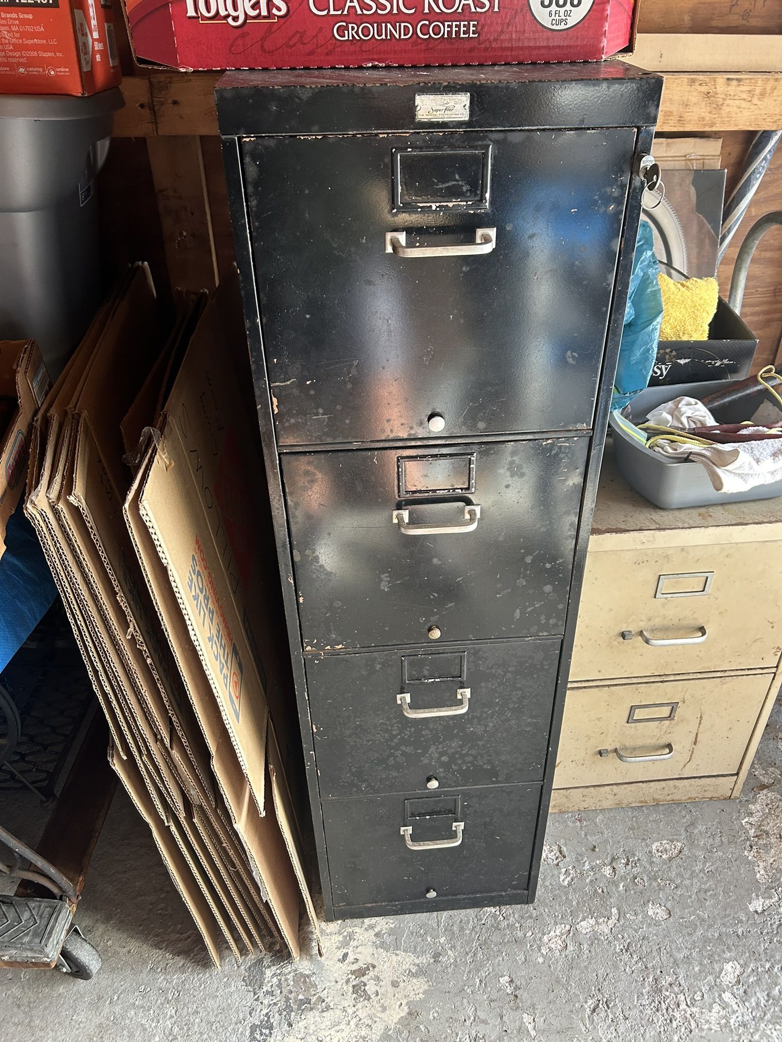 2 Filing Cabinets 