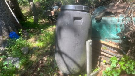 Compost bin on stand that rotates