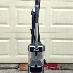 Shark Navigator Lift-Away Deluxe  - Easy To Use, Lots Of Power, Great Suction - North Glendale 
