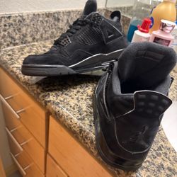 Black cats Jordan 4