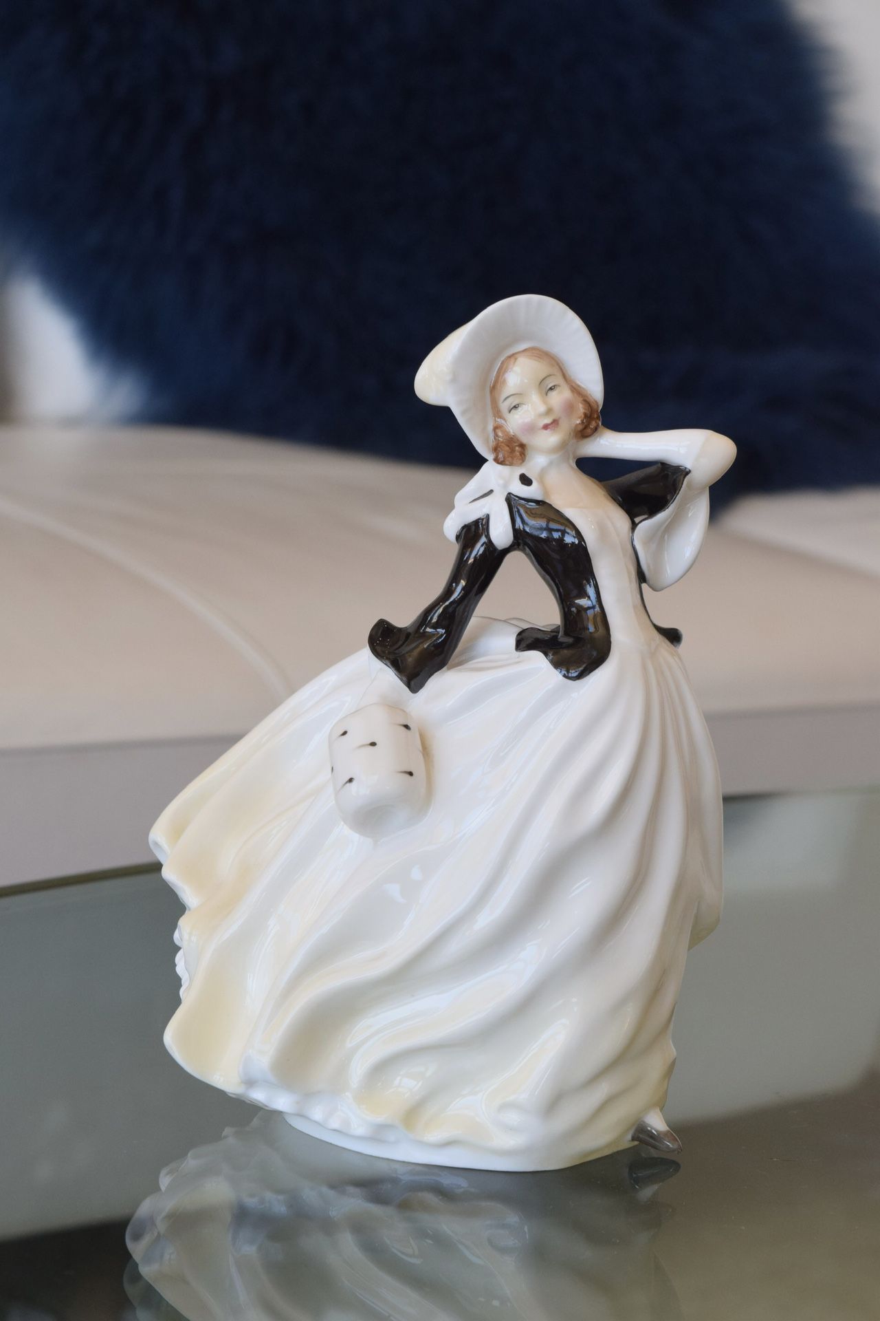Royal Doulton "Autumn Breezes" Figurine HN 2147 *Black & White* Rare & No Flaws