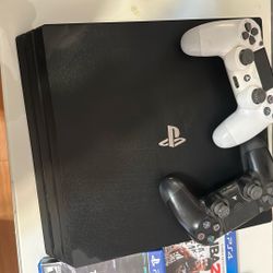 PS4 2 Controllers 3 Games 