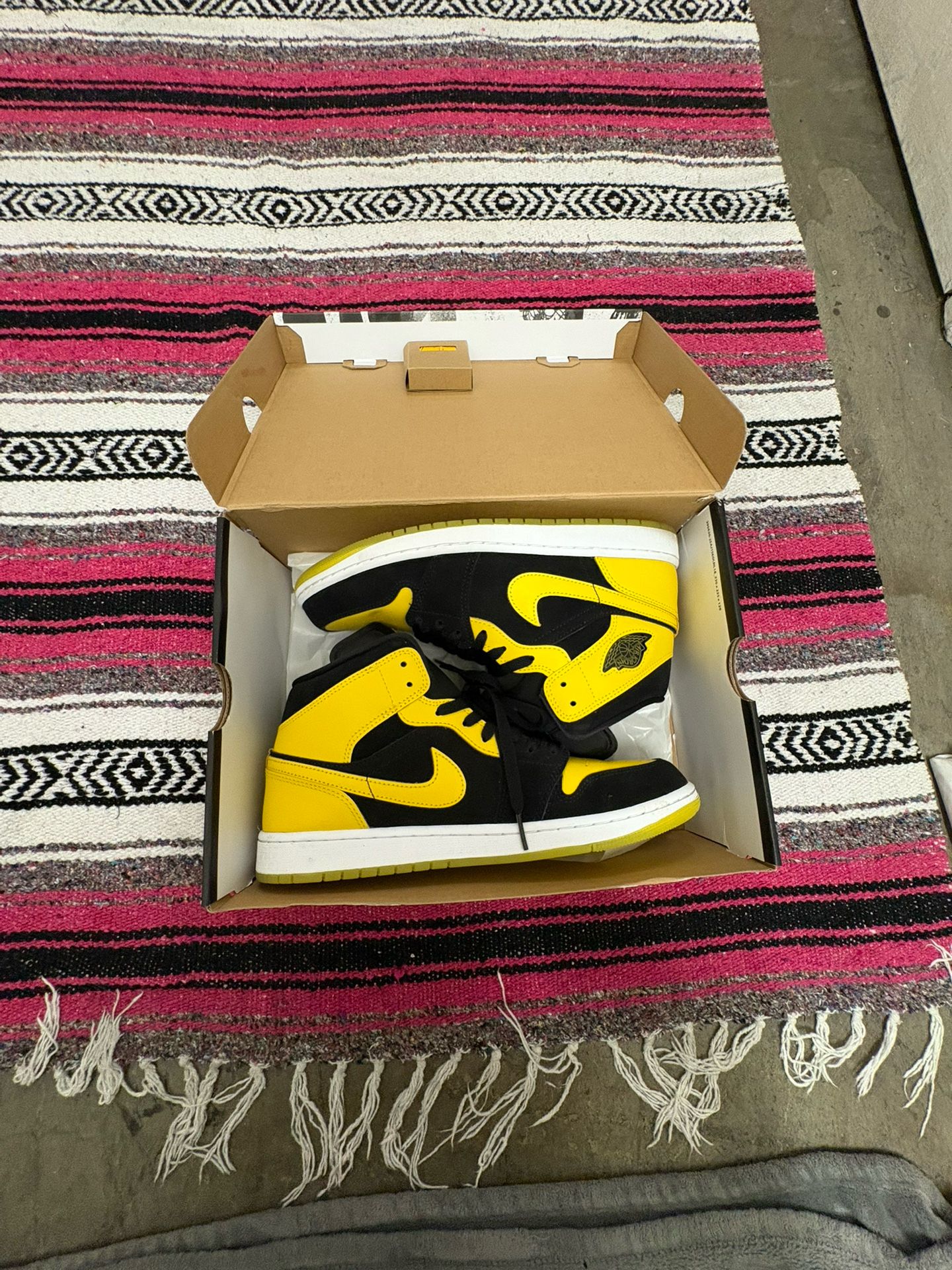 Air Jordan 1 Mid SE. Black And Yellow. Size 10