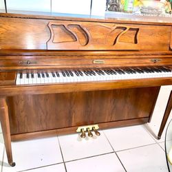 Kimball Whitney 2001 upright Piano Walnut Satin ( Excellent condition ) 