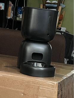 Automatic cat feeder