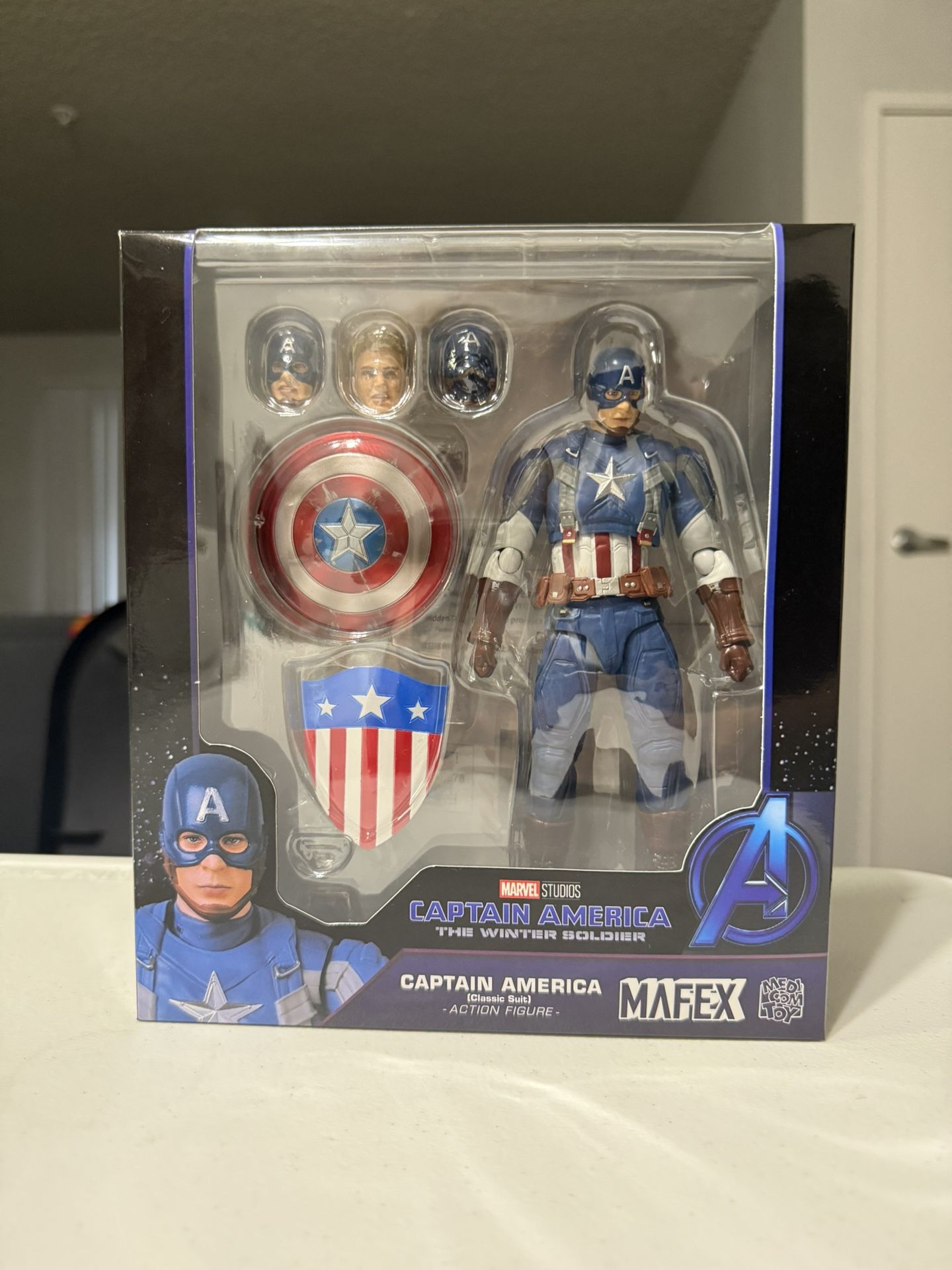 Mafex Captain America: The Winter Soldier Captain America (Classic Suit) Action Figure
