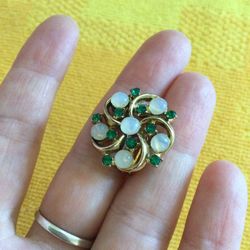 Classy Flower Broach - Scarf pin jewelry with beads and Crsytals . 🌿🌸🌿Visit for more pretty jewelry ! 🌿