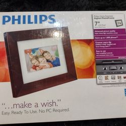 Phillips Home Essentials Digital Photo Frame 7" LCD Panel Wood Frame SPF3470/G7