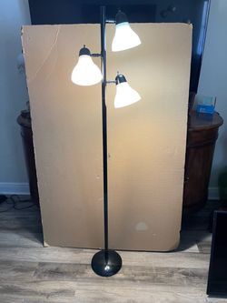3 Lights Floor Lamp 64”1//H in Good Condition $30 Firm on Price