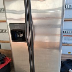 🥶$140 Frigidaire 2-Door Stainless Steel Refrigerator With Water And Ice-Maker Works Great🥶 90-Day Warranty🥶Delivery Or Pick Up Available🥶 
