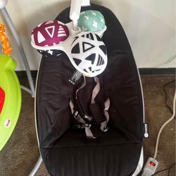 4 Moms swing 