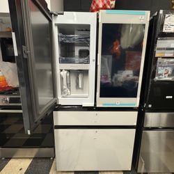 Samsung Bespoke 4-Door French with Family Hub in White Glass