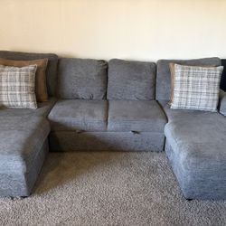 Sectional/ Pull Out Bed Couch