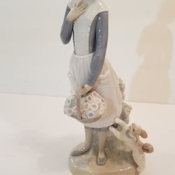 Nao Lladro Porcelain Figurine Flower Seller