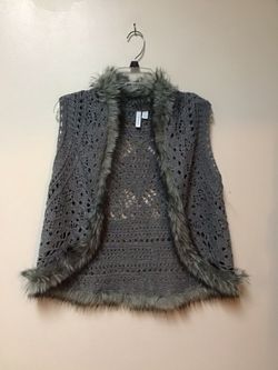 Women’s RELATIVITY acrylic/nylon/wool Gray crocheted faux fur trimmed vest… Size petite large