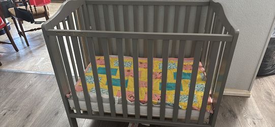 Mini crib with mattress