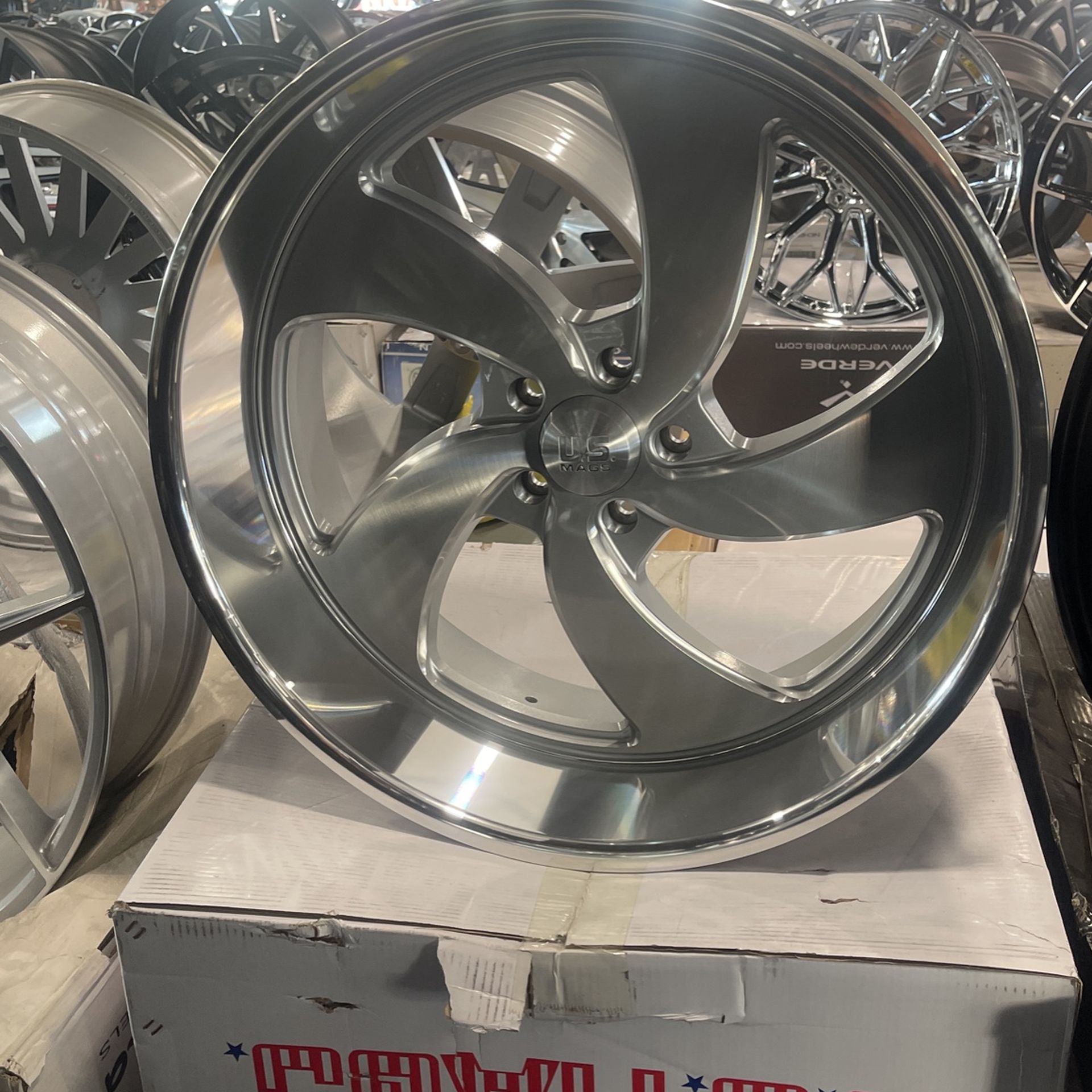 Us Mags Desperado Staggered 24x9 - 24x10 U-134 Silver Brushed 5x127 Bolt Pattern 