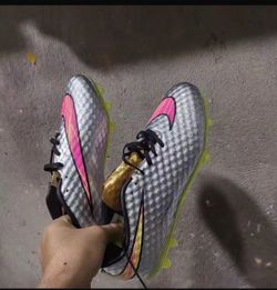Soccer shoes