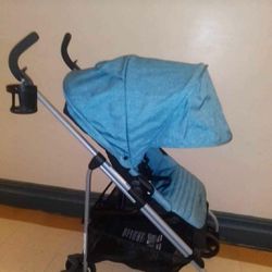 stroller model evenflo light blue color and quick to fold weighs little uses little space can be reclined, with two positions front view and back view