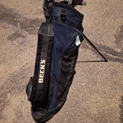 TAYLORMADE GOLF BAG WITH CLUBS AND BALLS.