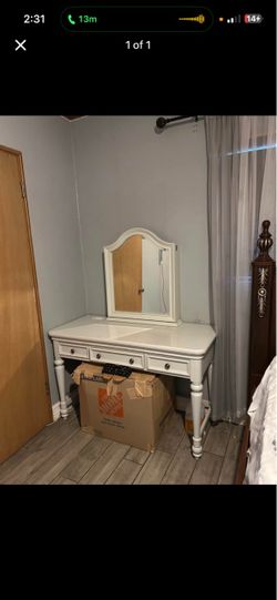 Mini vanity